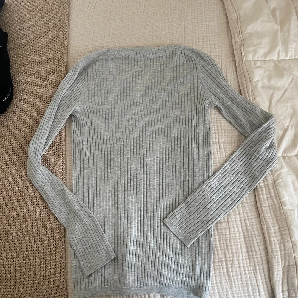 Vince Light Gray Ribbed V-Neck Sweater size small preppy cozy loungewear